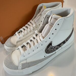 WMNS NIKE BLAZER MID 77 SE "SNAKESKIN" SAIL-PARTICLE BEIGE SZ 7.5 [DA8736-100]